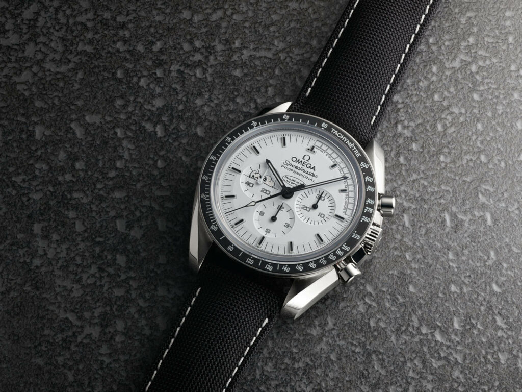 Omega Speedmaster Moonwatch Apollo 13 Silver Snoopy Award 2015